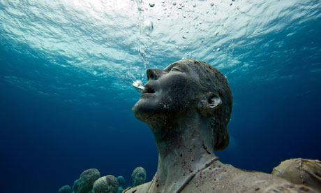 Global-warming-StatueWoman-rising-sea