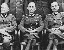 Stephan Bandera (center), father of the Ukrainian nation" so promote the new Kiev regime since 2014, yet he is one of the most notorious Nazi collaborators of the Second World War. Here he is dressed in his German officer's uniform.