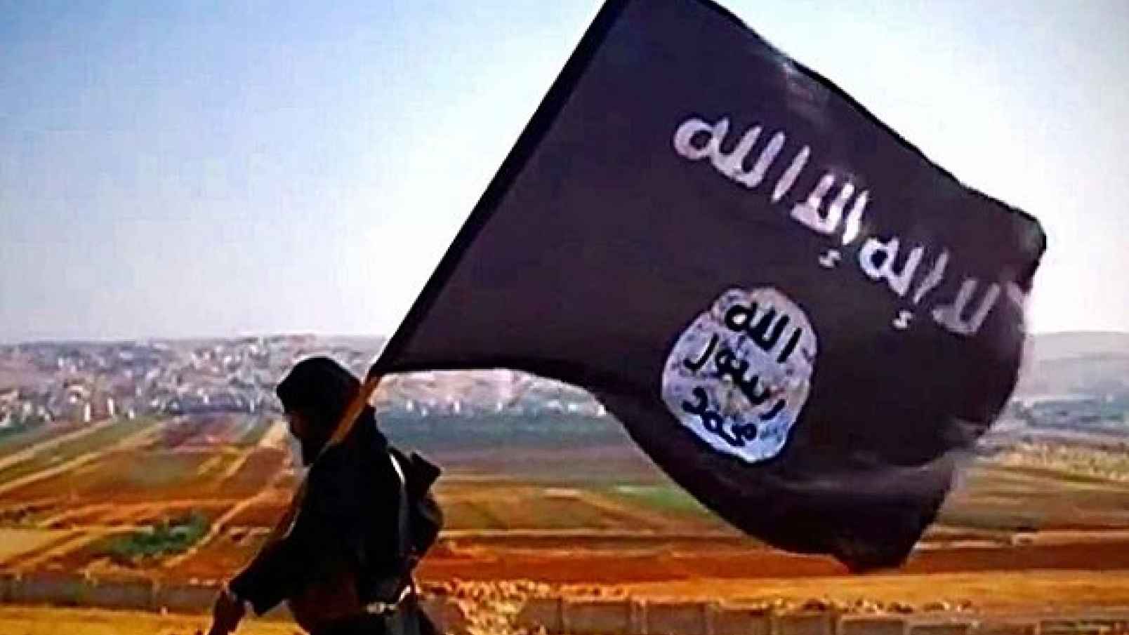 4Facebook-ISISFlagManIconicWalingLeft74kb