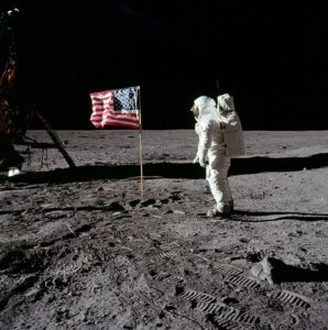 477px-MoonLanding-Buzz-Aldrin-Flag-NASA