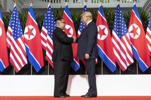 640px-Kim-TrumphandshakSingapore_Summit-Free