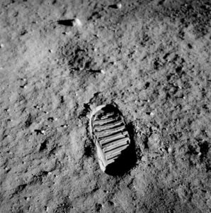 477px-Apollo_11_Footprint-NASA