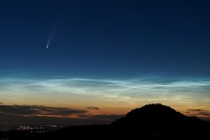 Comet NEOWISE 7 July 2020, Germany, over noctilucent clouds. Photo: Jochenk2002. CC Creative Commons. 