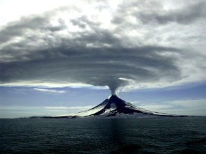 640px-Augustine_Eruption_2006-GravityPlumes-Free