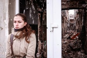 640px-Young_Woman_Damaged_building_in_Kurakhove,_Donetsk_regionSRC-VO Svoboda's photos-cc3.0