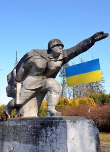 Tying a Ukrainian flag on a Second World War Soviet soldier memorial won’t change the reality that Ukraine’s war is lost. Source: © Creative Commons. 
