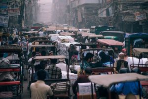 Crowded_New_Delhi_street_(Unsplash)SRC-Igor Ovsyannykov-ccO.1.0-Uni-Pub-domain