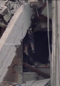 PalestinianChild-crushed-hanging-by-a-cement-beam