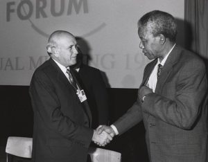 Frederik_de_Klerk_with_Nelson_Mandela_-_World_Economic_Forum_Annual_Meeting_Davos_1992-SRC-WEF-cc2.0-Share alike